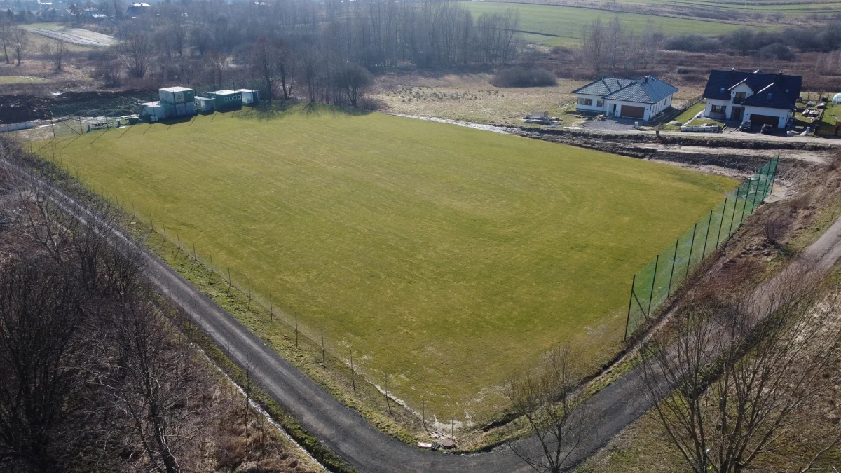 Stadion na Przybyszówce będzie rozbudowany. W planach zadaszone trybuny, chodniki i piłkochwyty - Zdjęcie główne