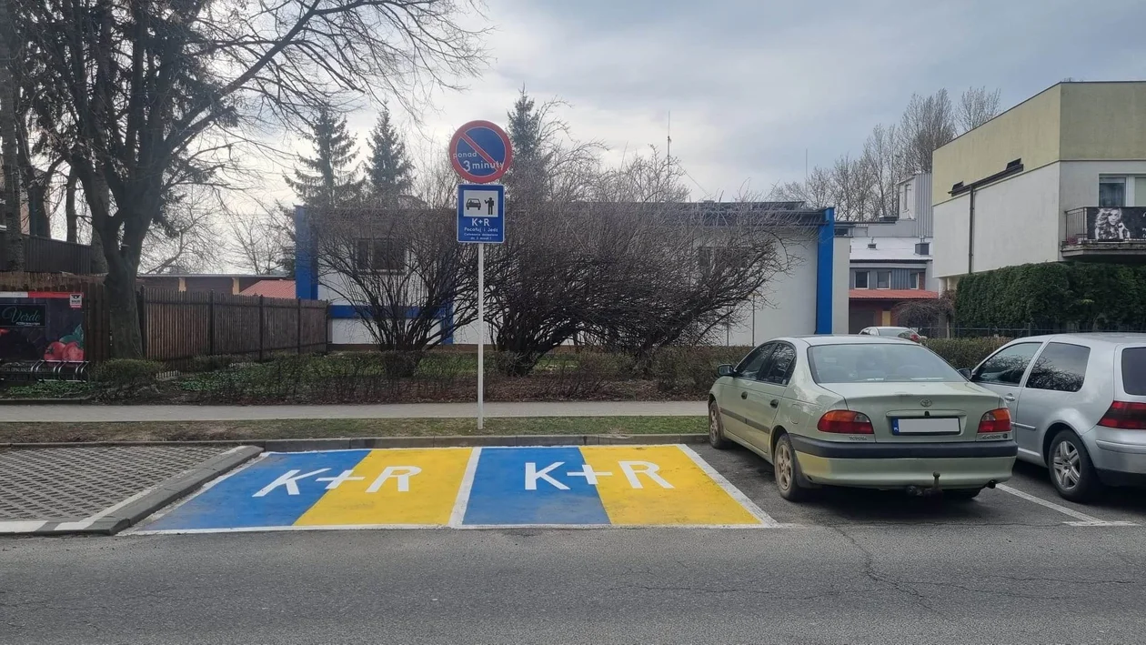 Nowe miejsca parkingowe kiss&ride powstały na ul. Kochanowskiego w Rzeszowie. Czemu mają służyć? - Zdjęcie główne