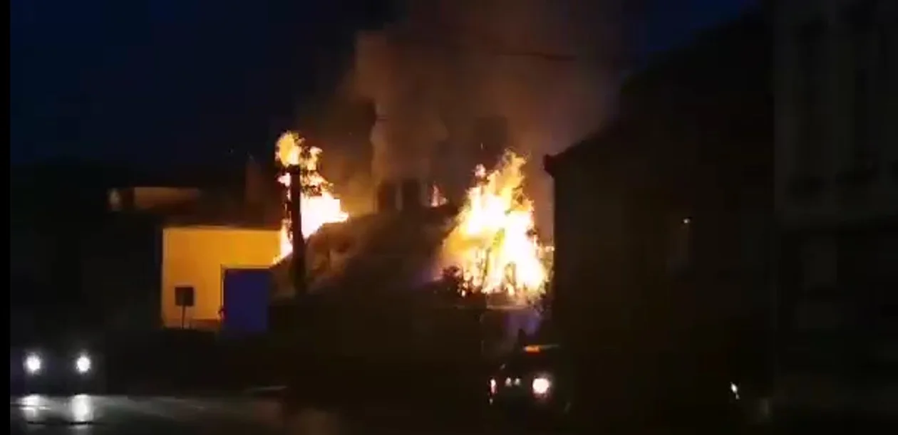 Pożar drewnianego domu przy ul. Chłopickiego w Rzeszowie [ZDJĘCIA - WIDEO] - Zdjęcie główne