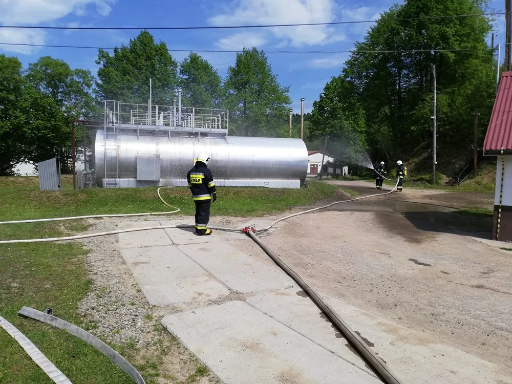 Strażacy przeprowadzili działania na obiekcie Kopalni Ropy Naftowej w Ropience. Upozorowano pożar w tłoczni - Zdjęcie główne