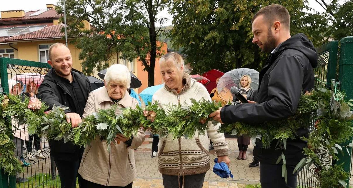 Rozwija zmysły wzroku, węchu czy dotyku. W Ustrzykach Dolnych otwarto uroczyście ogród sensoryczny [ZDJĘCIA] - Zdjęcie główne