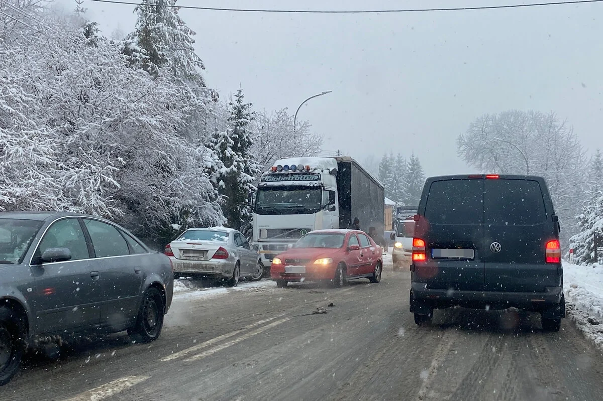 Trudne warunki drogowe w powiecie leskim. Ciężarówki nie mogły wyjechać pod górę - Zdjęcie główne