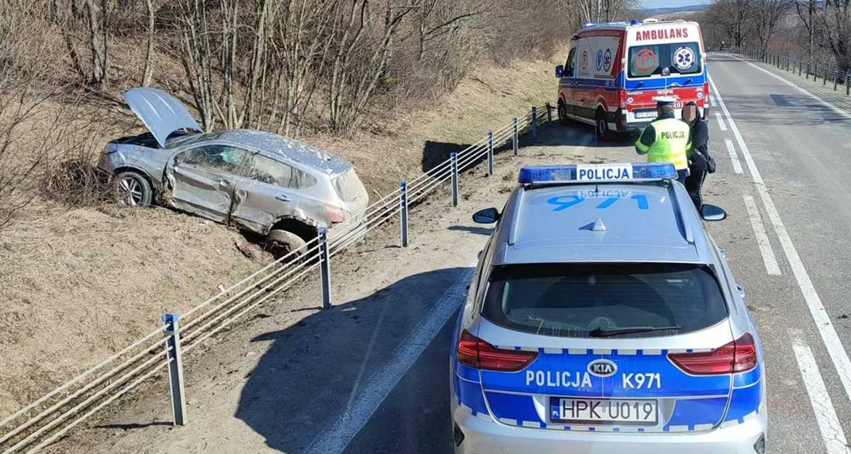 Zderzenie dwóch samochodów osobowych na pograniczu powiatów bieszczadzkiego i przemyskiego - Zdjęcie główne