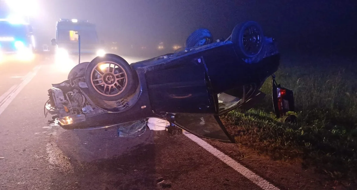 Stracił panowanie nad pojazdem i dachował. Niebezpieczne zdarzenie drogowe w Szczawnem - Zdjęcie główne