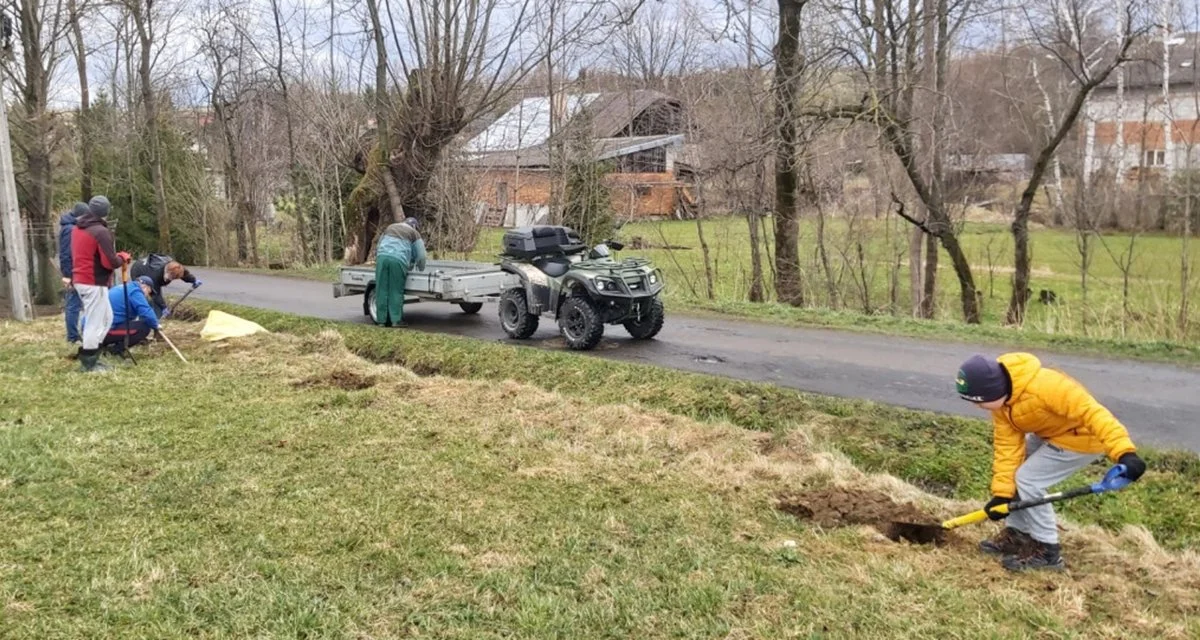 Mieszkańcy Nagórzan włączyli się w akcję sadzenia drzew. "To bardzo ważna sprawa dla naszej przyrody" - Zdjęcie główne