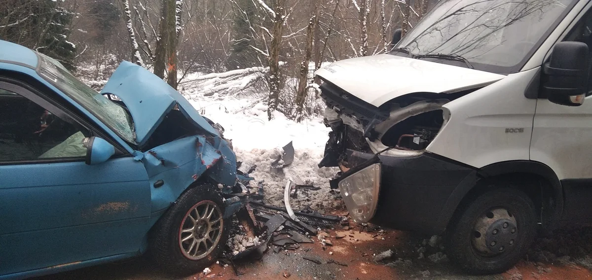 Zderzenie czołowe samochodu osobowego i busa w Dwerniczku. Jedna osoba poszkodowana - Zdjęcie główne