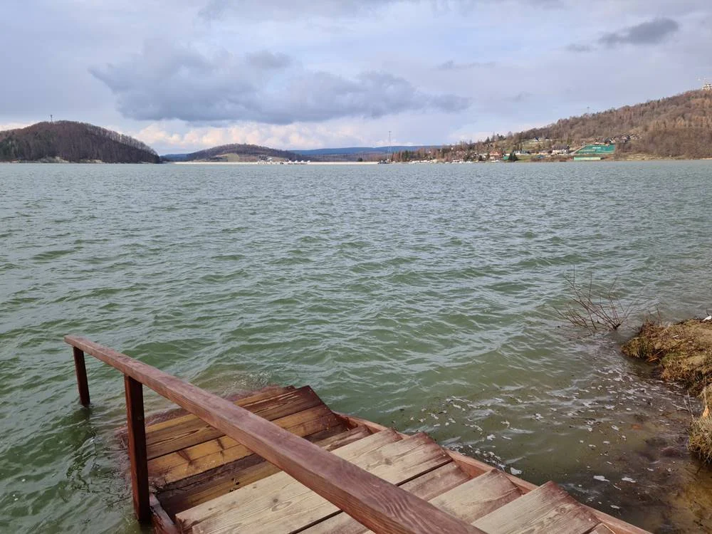 Wysoki poziom wody na Jeziorze Solińskim. W Polańczyku zalało plażę i pomosty [ZDJĘCIA+FILM] - Zdjęcie główne