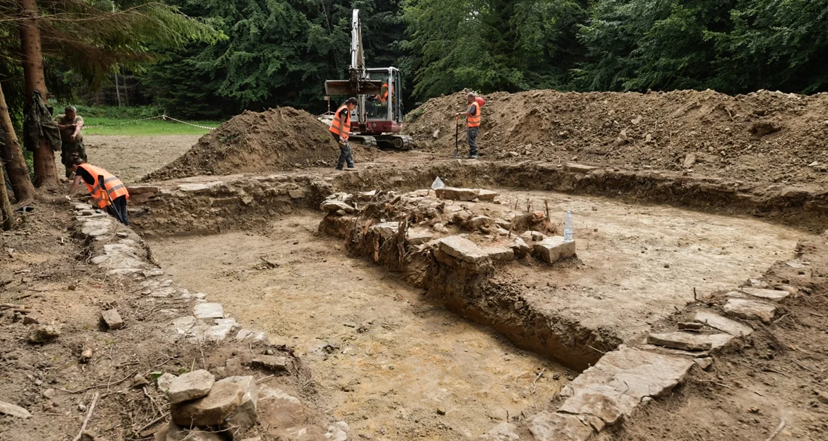 Na terenie dawnej leśniczówki Brenzberg prowadzono prace poszukiwawcze. Próbowano odnaleźć szczątki 74 ofiar zbrodni UPA - Zdjęcie główne