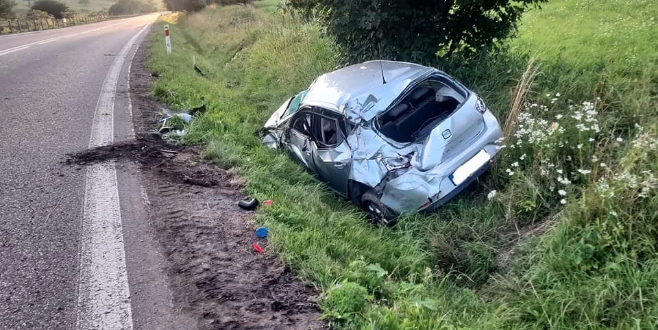 Niebezpieczne zdarzenie drogowe w Trzciańcu w powiecie bieszczadzkim. Jedna osoba trafiła do szpitala [ZDJĘCIA] - Zdjęcie główne