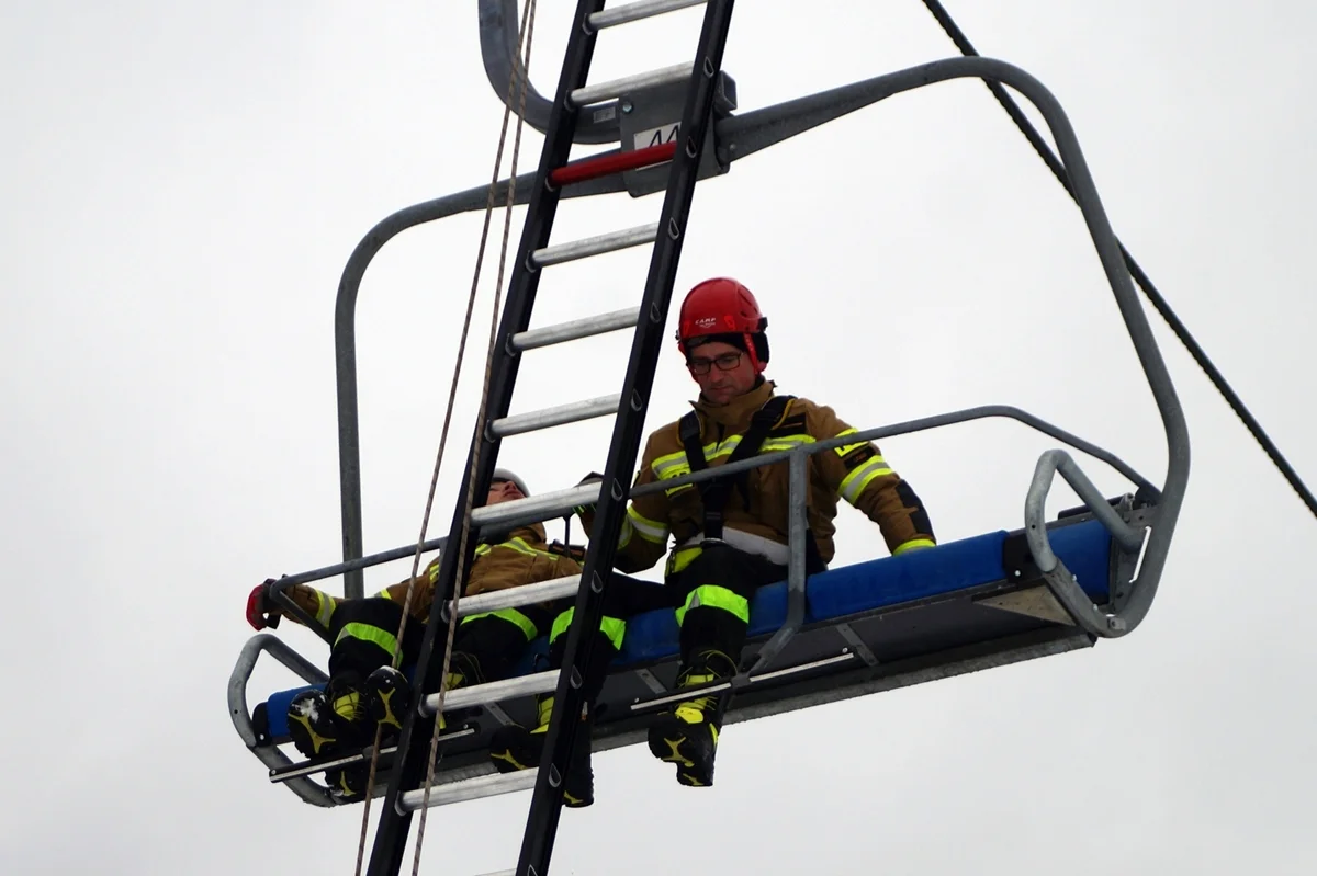 Bieszczadzcy strażacy przeprowadzili upozorowaną akcję ratunkową na wyciągu narciarskim w Wańkowej - Zdjęcie główne