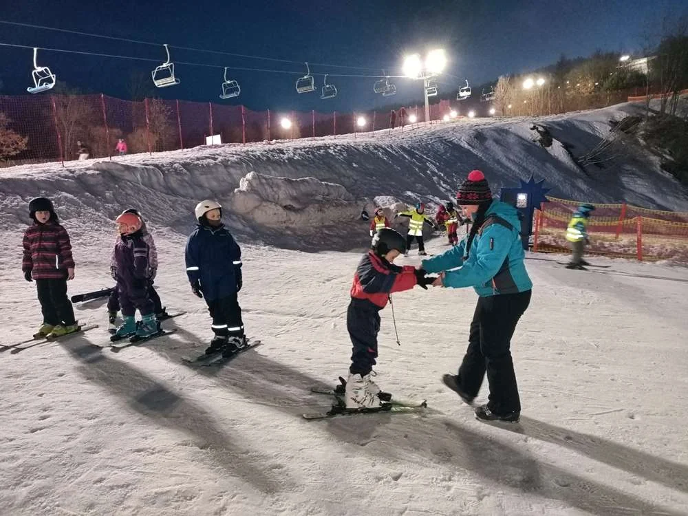 Nauczyli się jeździć na nartach i świetnie się bawili. Zakończono projekt dla uczniów z gminy Olszanica - Zdjęcie główne