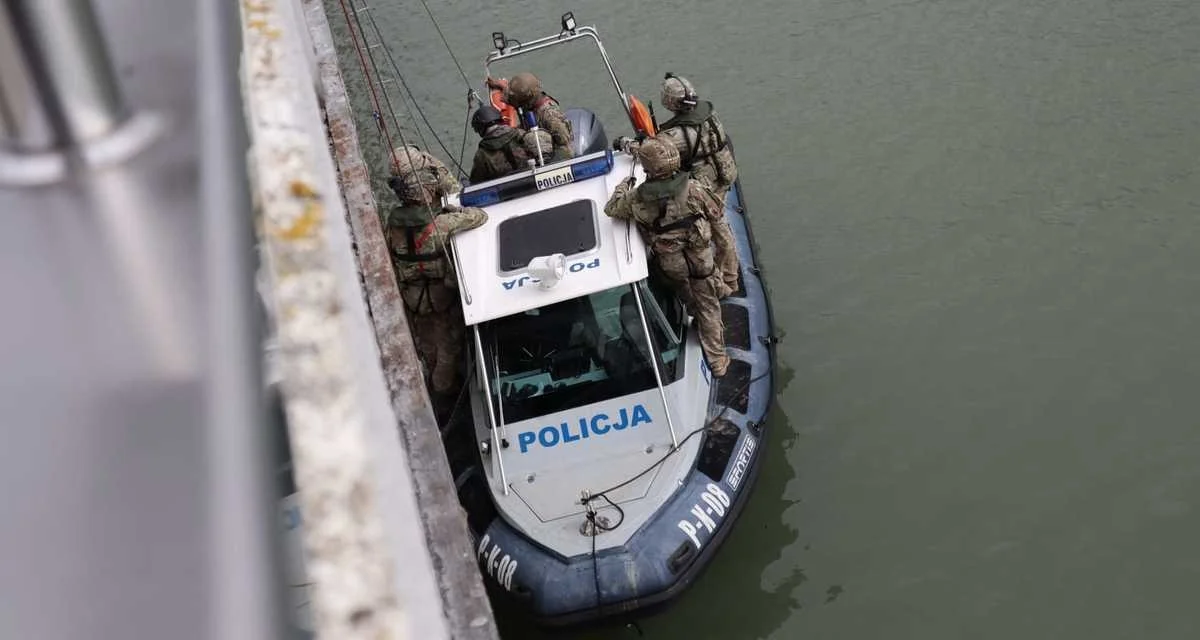 Wspólne ćwiczenia policjantów i żołnierzy na Jeziorze Solińskim. Szkolono umiejętności działania w trudnych sytuacjach - Zdjęcie główne