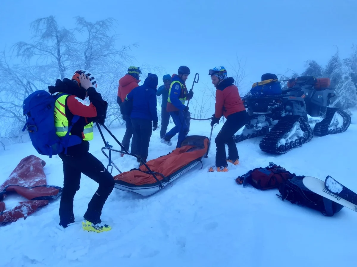 Ratownicy ewakuowali poszkodowanego z Połoniny Wetlińskiej. GOPR Bieszczady: W górach panują trudne warunki - Zdjęcie główne
