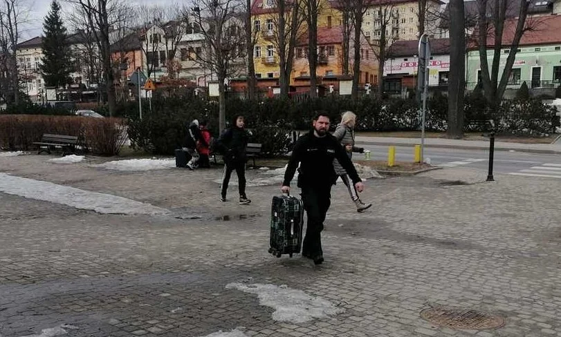 Matka z córką szły pieszo z Krościenka do Ustrzyk Dolnych. Pomogli im policjanci - Zdjęcie główne