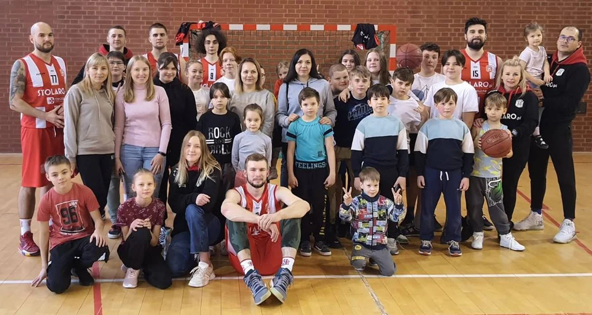 Koszykarze Resovii Rzeszów odbyli wspólny trening z dziećmi i młodzieżą w Myczkowie [ZDJĘCIA] - Zdjęcie główne