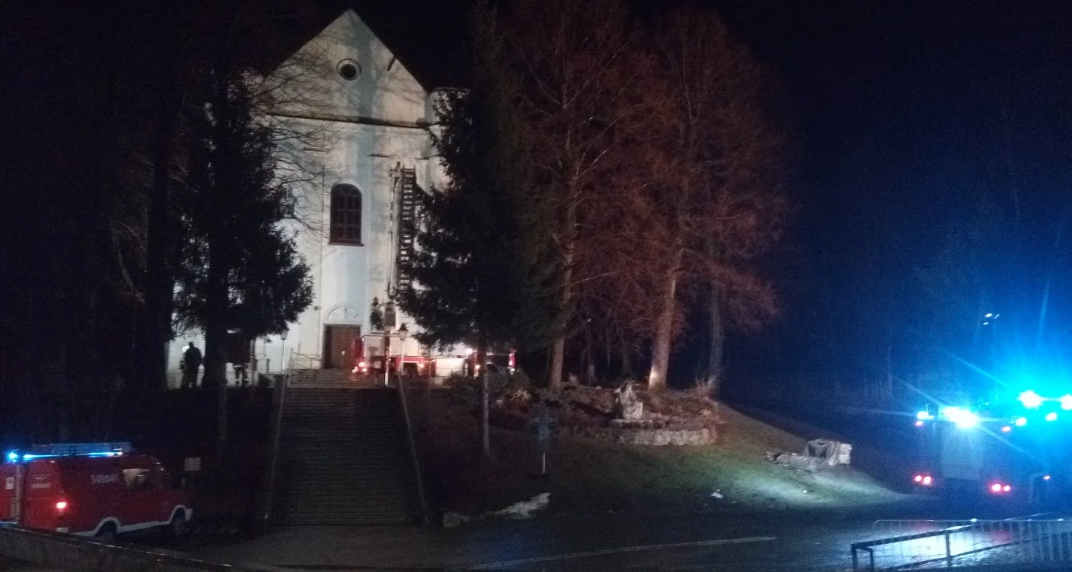 Połamane drzewa i uszkodzony dach kościoła w Tyrawie Wołoskiej. Silny wiatr nadal nie odpuszcza - Zdjęcie główne