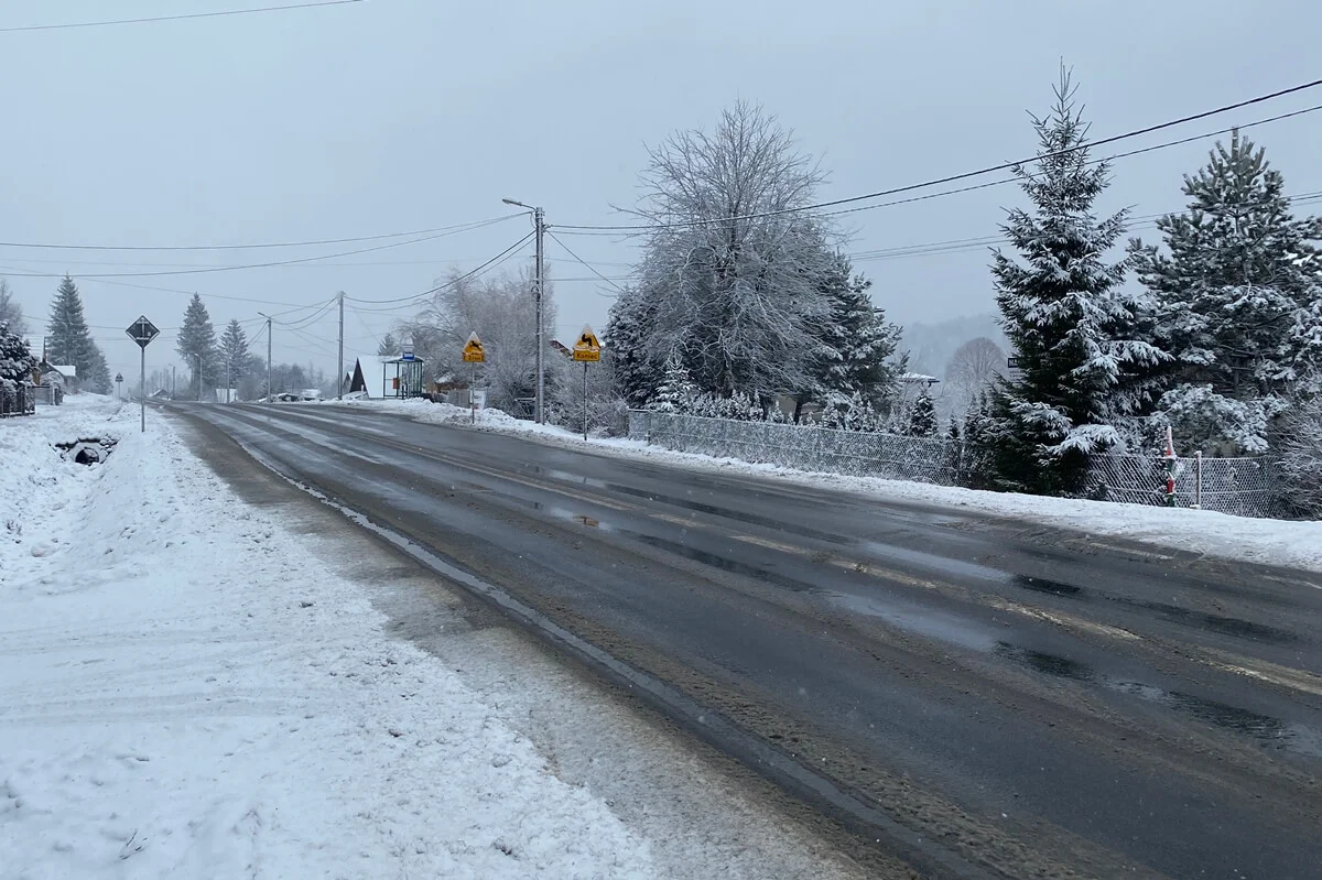 Intensywne opady śniegu pogorszyły warunki drogowe w regionie - Zdjęcie główne