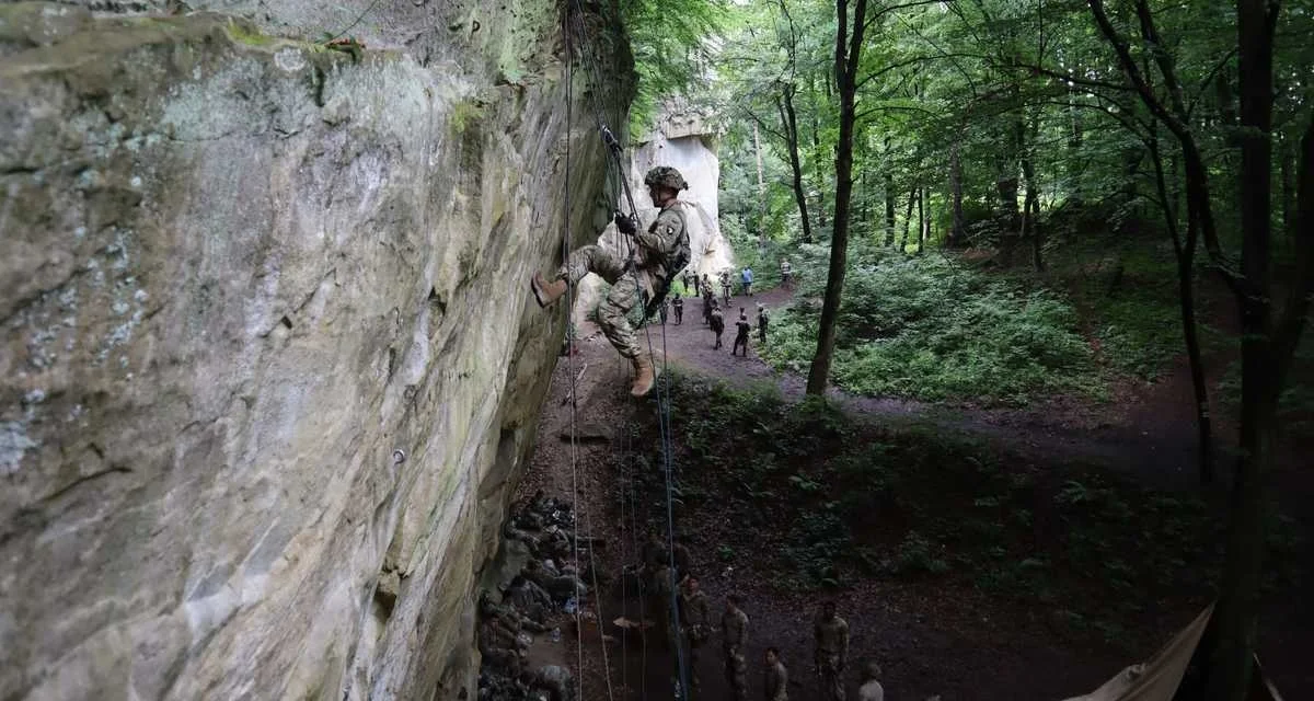Policjanci i amerykańscy żołnierze odbyli szkolenie na Kamieniu Leskim w Glinnem. Doskonalili techniki linowe i wspinaczkę - Zdjęcie główne