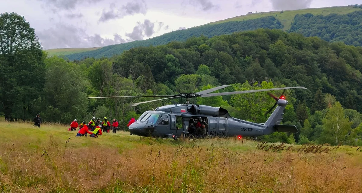 Policyjny śmigłowiec Black Hawk nad Bieszczadami i w okolicach Jeziora Solińskiego. Co tam się działo? [ZDJĘCIA+VIDEO] - Zdjęcie główne