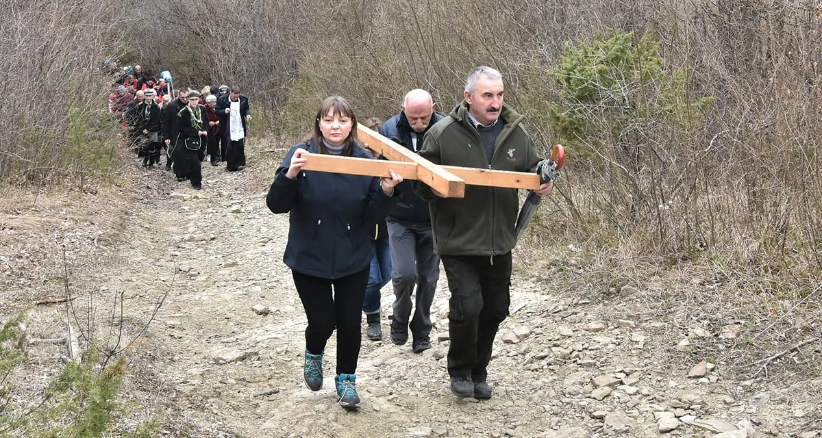 Baligród. Ponad 230 wiernych przeszło Drogą Krzyżową na wzgórze "Trzech krzyży" [ZDJĘCIA] - Zdjęcie główne