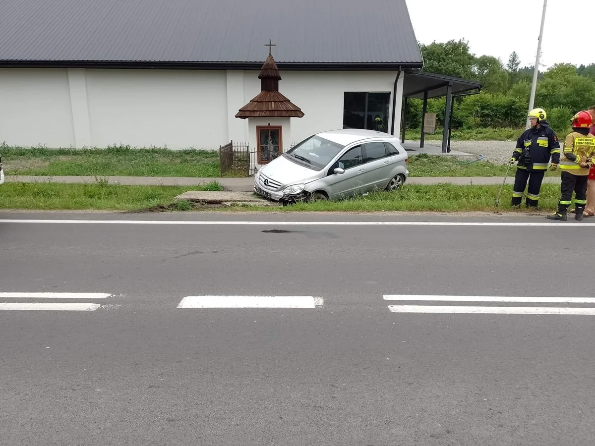 Olszanica. Zjechał z drogi i uderzył w betonowy przepust. Jedna osoba została poszkodowana - Zdjęcie główne