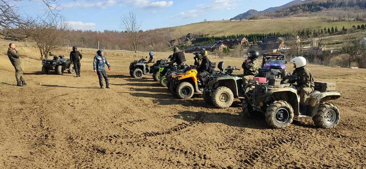 Bieszczady. W Stężnicy policjanci wraz ze strażą rybacką doskonalili umiejętności z zakresu topografii i jazdy na quadach - Zdjęcie główne