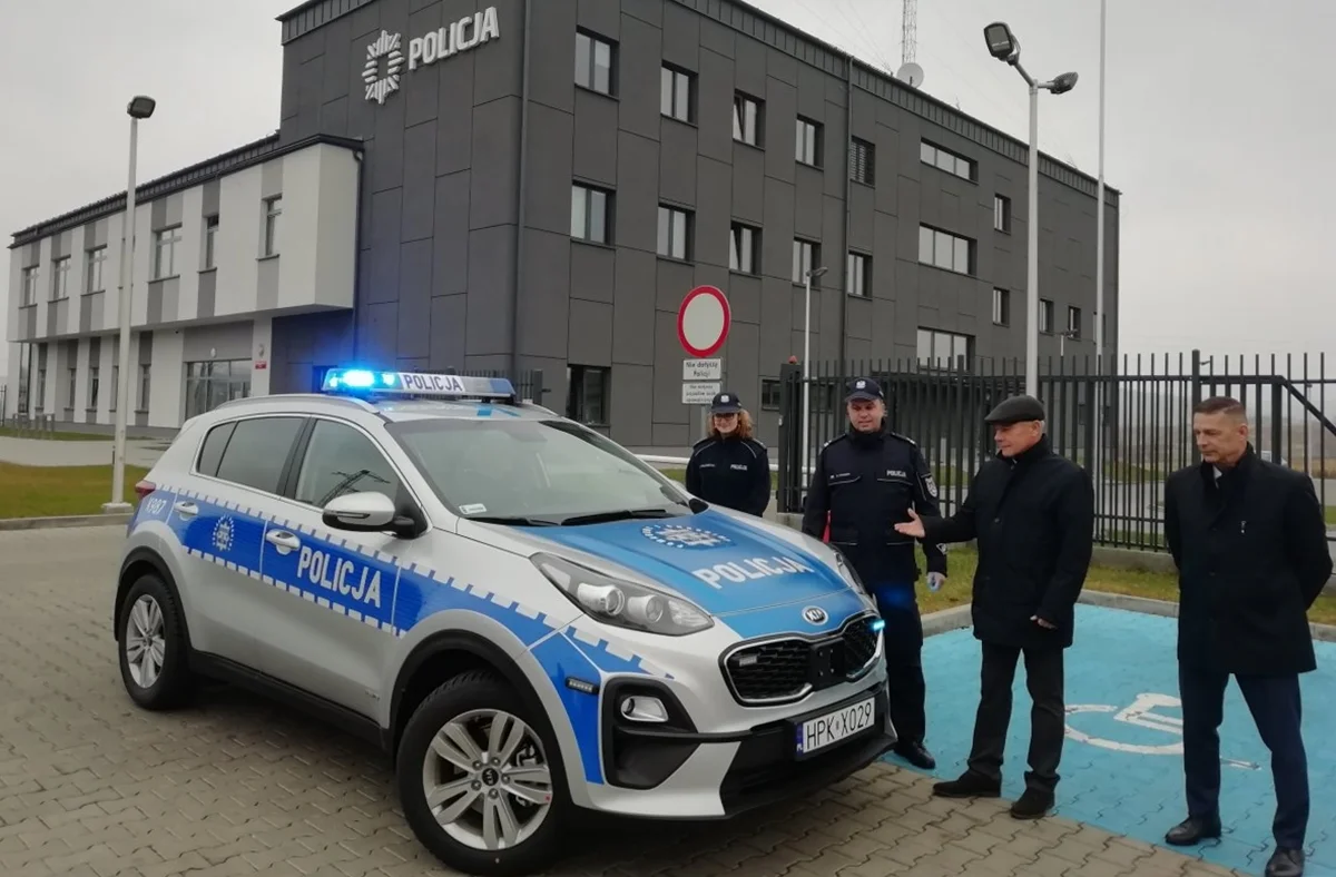 Policjanci z Polańczyka otrzymali nowy radiowóz. To pojazd przystosowany do trudnych warunków terenowych - Zdjęcie główne