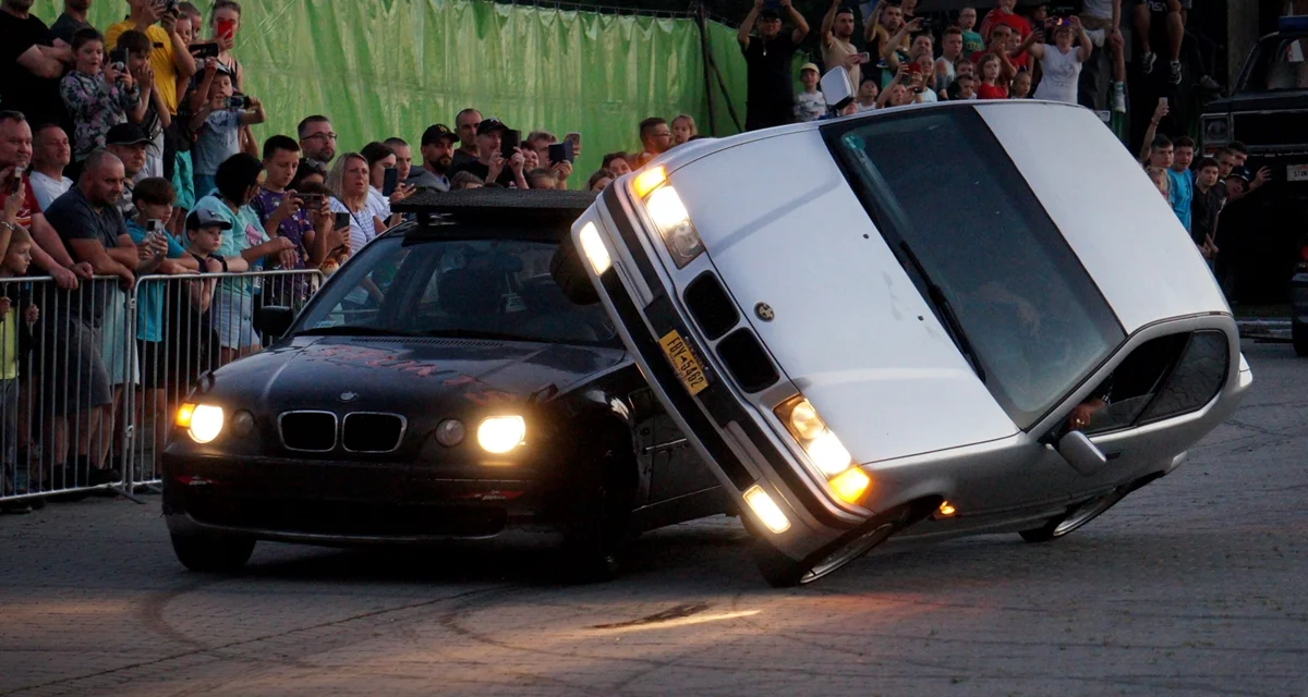 Kaskaderskie show w Lesku. Pokazy driftu, monster trucki i autoroboty! [ZDJĘCIA] - Zdjęcie główne