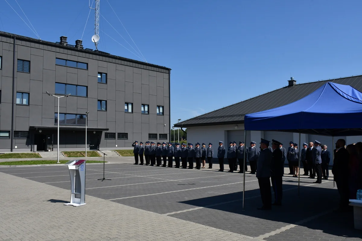 Przy komendzie policji w Lesku odbyły się uroczystości. Wręczono awanse na wyższe stopnie służbowe - Zdjęcie główne
