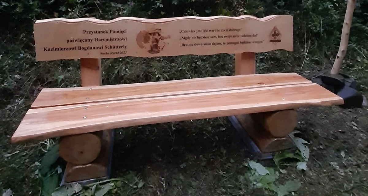 W Suchych Rzekach w Bieszczadach powstała ławeczka upamiętniająca komendanta Operacji „Bieszczady 40” - Zdjęcie główne