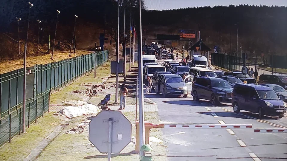 Wojna na Ukrainie. Na przejściu granicznym w Krościenku tworzą się ogromne kolejki - Zdjęcie główne