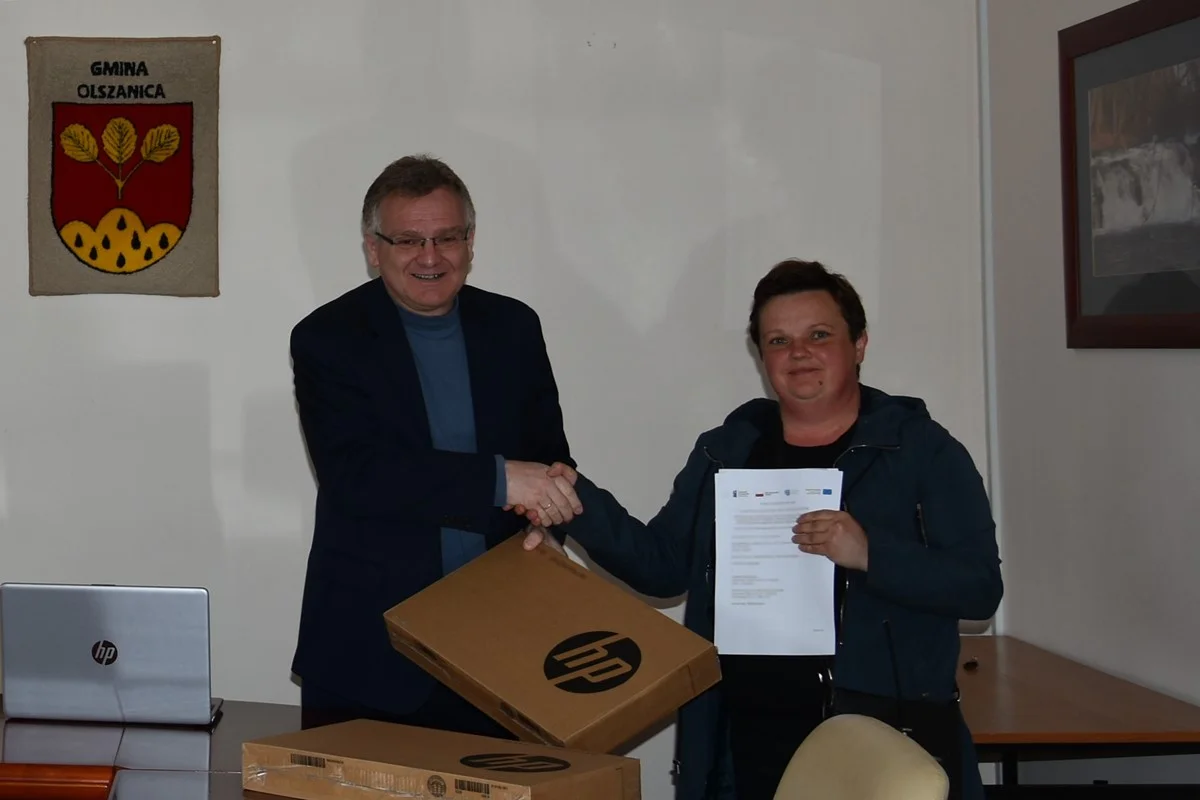 Nowe laptopy trafiły do dzieci rodzin popegeerowskich z terenu gminy Olszanica - Zdjęcie główne