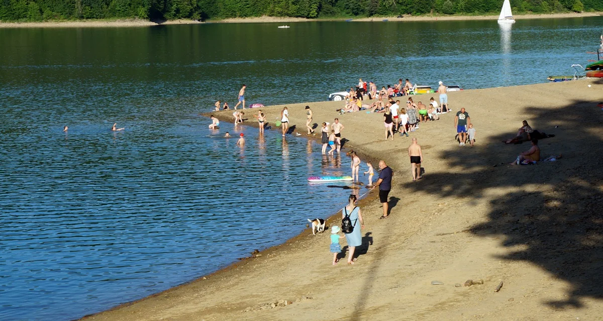 Ruszył sezon kąpielowy nad Jeziorem Solińskim. W tym roku przygotowano cztery strzeżone miejsca do kąpieli - Zdjęcie główne