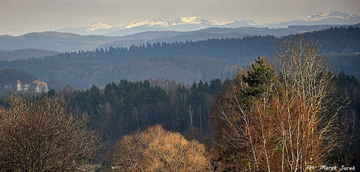 Bieszczady. Na szlakach jest mokro i błotniście. Miejscami zalega śnieg do 100 centymetrów - Zdjęcie główne