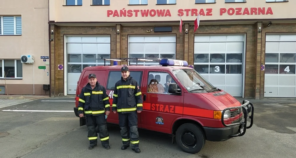 Komenda Straży Pożarnej w Lesku przekazała samochód lekki jednostce ze Średniej Wsi - Zdjęcie główne