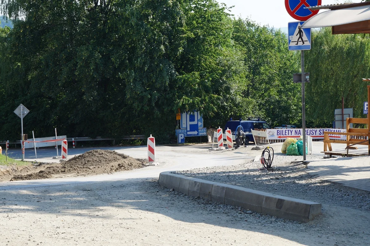 Solina. Od dziewięciu miesięcy trwają prace drogowe. Kierowcy mają dość stania na światłach. Ci "niecierpliwi" karani są mandatami - Zdjęcie główne