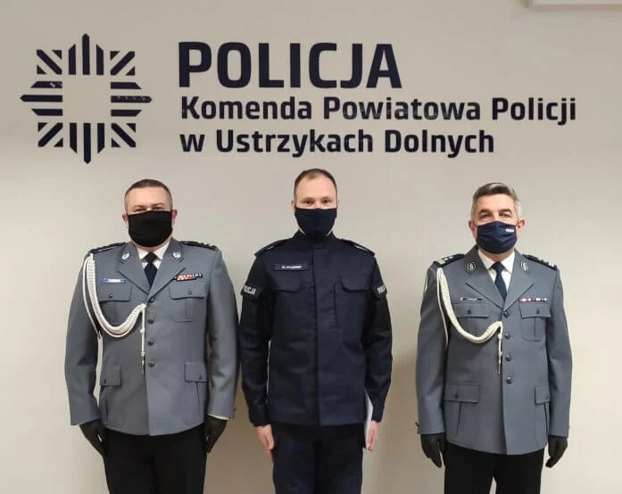 Ślubowanie nowo przyjętego policjanta. Po zakończeniu szkolenia rozpocznie służbę w Ustrzykach Dolnych [ZDJĘCIA] - Zdjęcie główne