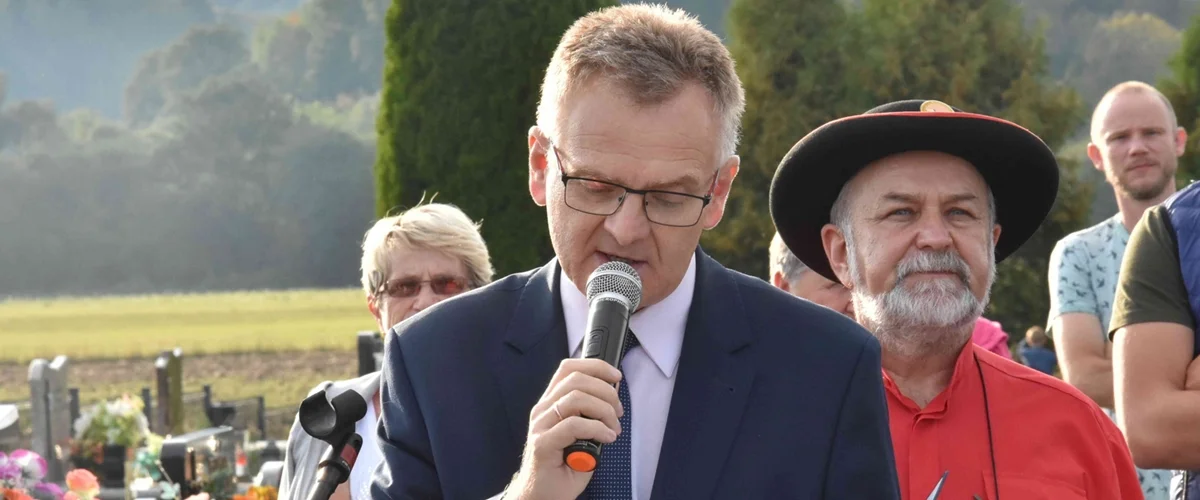 W Uhercach Mineralnych odsłonięto obelisk poświęcony pamięci poległych żołnierzy. „Polacy od początku dowodzili swojego bohaterstwa” - Zdjęcie główne