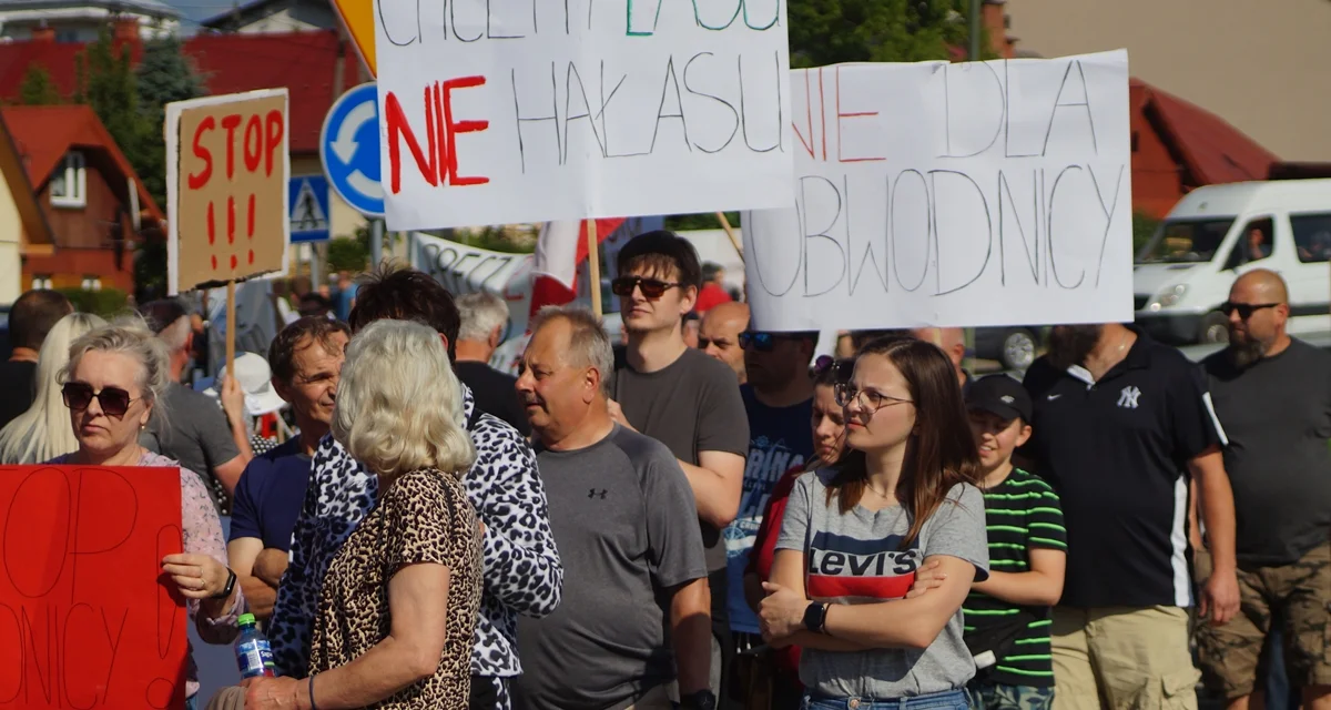 Protest mieszkańców w sprawie planowanego przebiegu obwodnicy Leska. Były transparenty, przemarsz oraz blokada ronda [ZDJĘCIA] - Zdjęcie główne