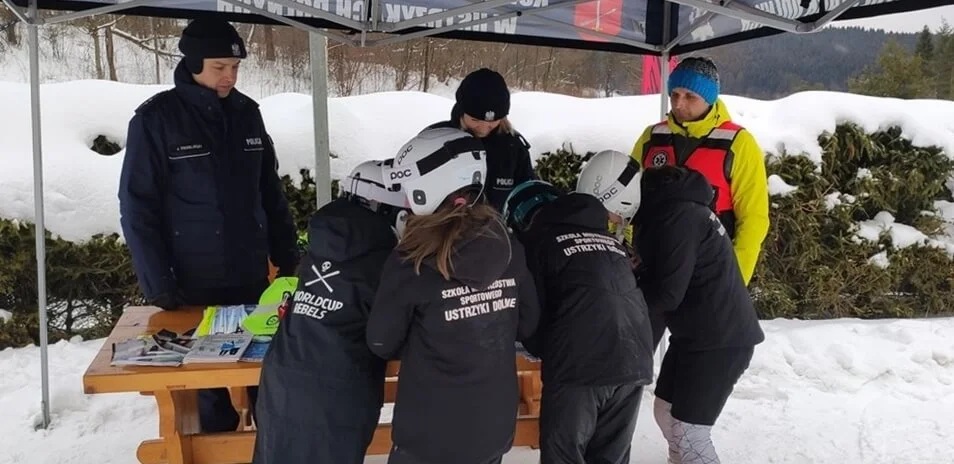 Bezpieczne szusowanie na bieszczadzkich stokach. Policjanci spotkali się z narciarzami na Laworcie - Zdjęcie główne