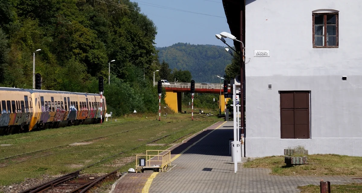 Budowa kolei przez Zagórz miała historyczny wpływ na połączenie Wiednia i Budapesztu z Przemyślem. Jak wygląda dzisiaj ten dworzec kolejowy? [ZDJĘCIA] - Zdjęcie główne