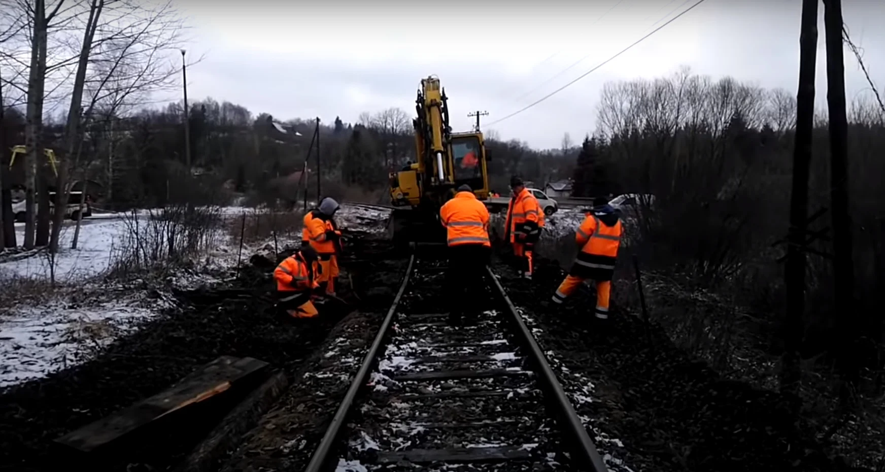 Rozpoczęto naprawę linii kolejowej do przejścia granicznego w Krościenku. To działanie ma pomóc w sprawnym transporcie uchodźców - Zdjęcie główne