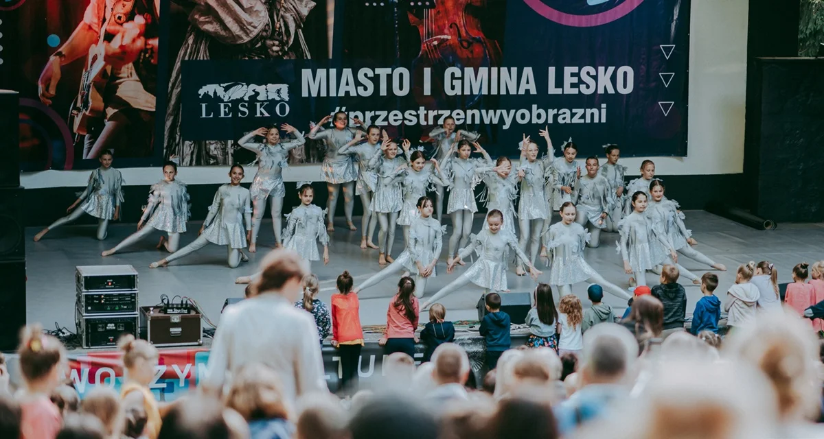 Powitanie lata w Lesku. Na scenie amfiteatru wystąpiły przedszkolaki, zespół BDK oraz Bieszczadzkie Żabki [ZDJĘCIA] - Zdjęcie główne