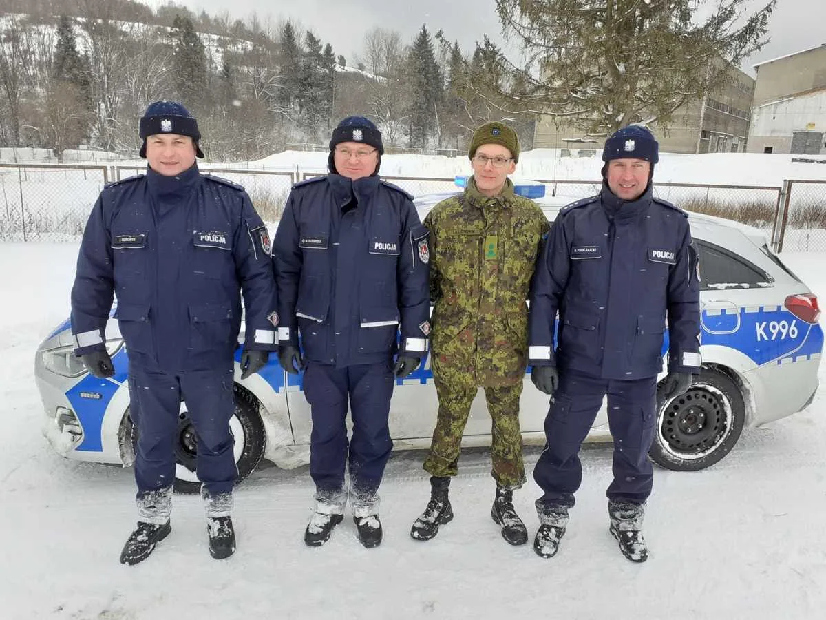 Policjanci z Ustrzyk Dolnych i Leska odbyli szkolenie z żołnierzami Wojsk Obrony Terytorialnej - Zdjęcie główne