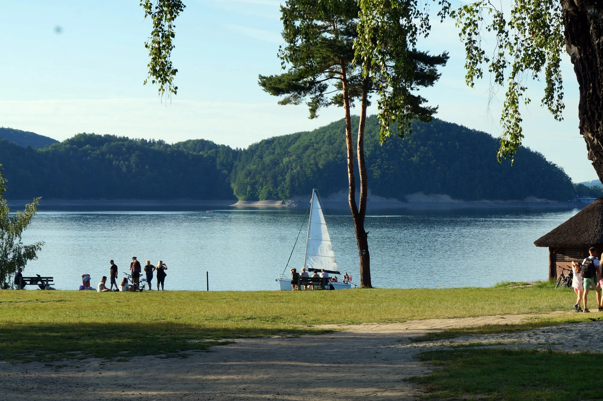 W ciągu najbliższych słonecznych dni wiele osób skorzysta z odpoczynku na brzegach Jeziora Solińskiego. Przypominamy o bezpiecznym zachowaniu się nad wodą - Zdjęcie główne