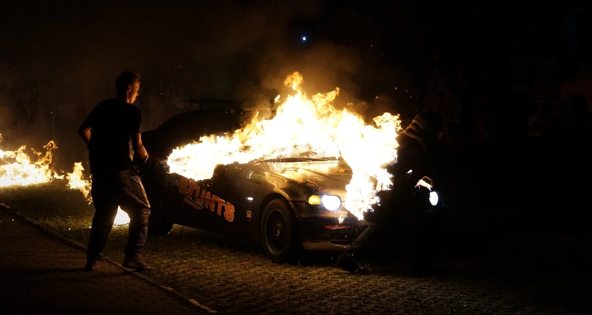 Monster Truck Show w Ustrzykach Dolnych! Kontrolowane wypadki, przejazdy przez ścianę ognia [ZDJĘCIA] - Zdjęcie główne