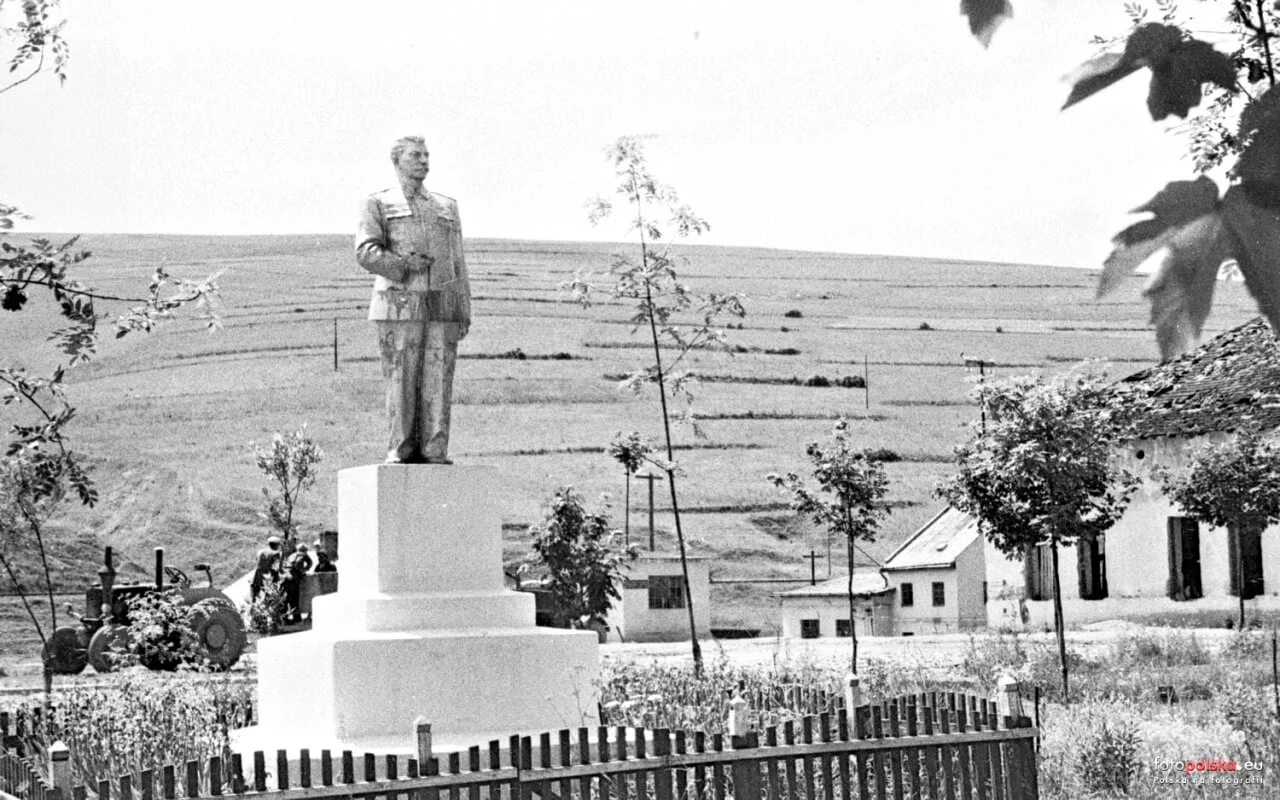 Historia starej fotografii. Ustrzyki Dolne i pomnik Stalina - Zdjęcie główne