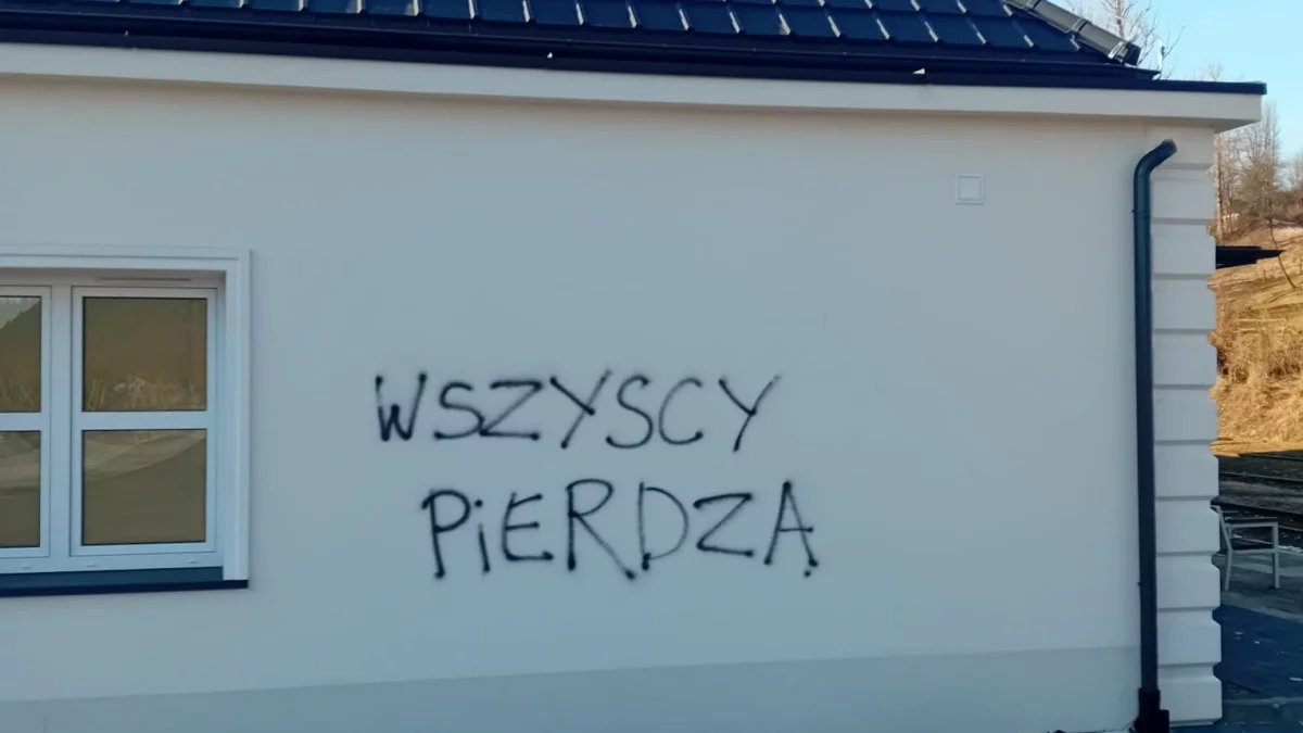 Narastający problem wandalizmu. Tym razem zniszczono wyremontowany budynek dworca - Zdjęcie główne