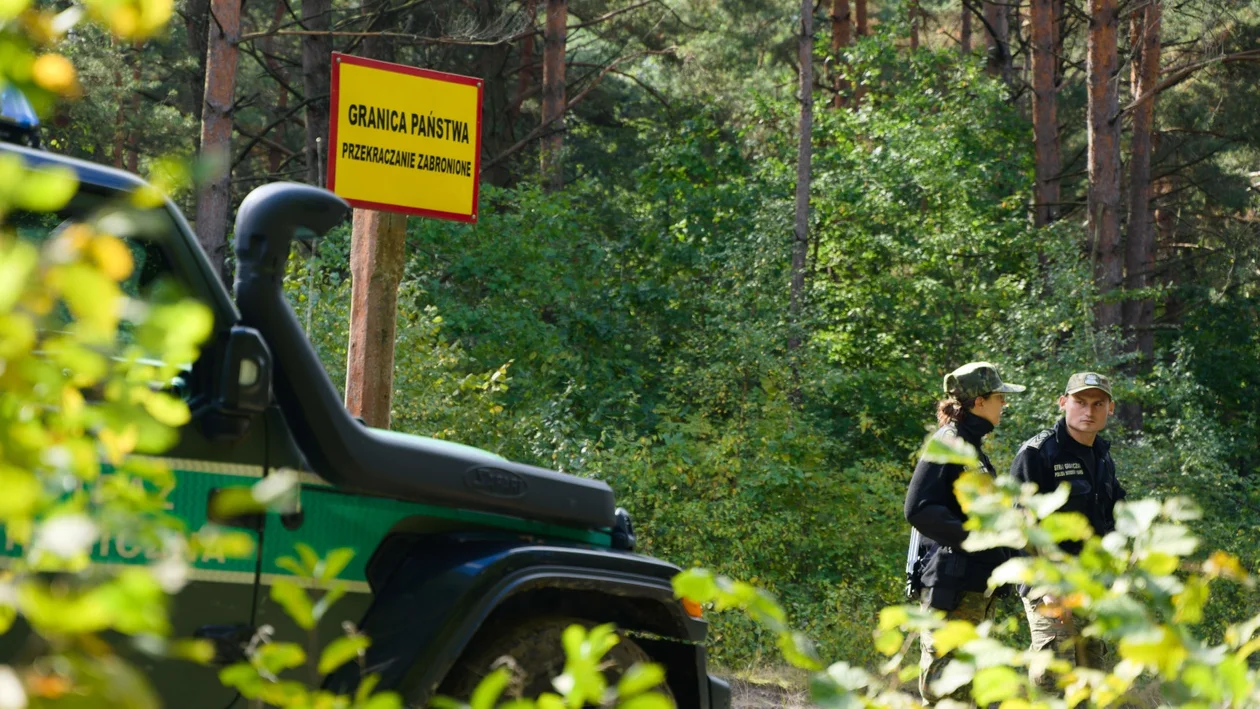 Bieszczady. Turyści robili sobie zdjęcia przy słupku granicznym. Zdarzenia zakończyły się mandatami [ZDJĘCIA] - Zdjęcie główne