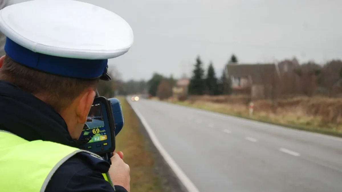 Czternaście punktów karnych dla mieszkańca powiatu leskiego. W terenie zabudowanym jechał z prędkością prawie dwukrotnie większą niż dozwolona - Zdjęcie główne